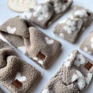 NOVINKA A HIT LETOŠNÍ ZIMY Teddy zimní čelenka. Tato teploučká, roztomilá a hřejívá záležitost se hodí jak pro maminky,...