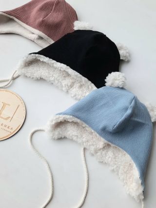 Ušanky, zimní čepice, které mají vykrojení pro ouška, šňůrky k zavázování, teploučký beránek, nebo bavlněný fleece uvnitř....